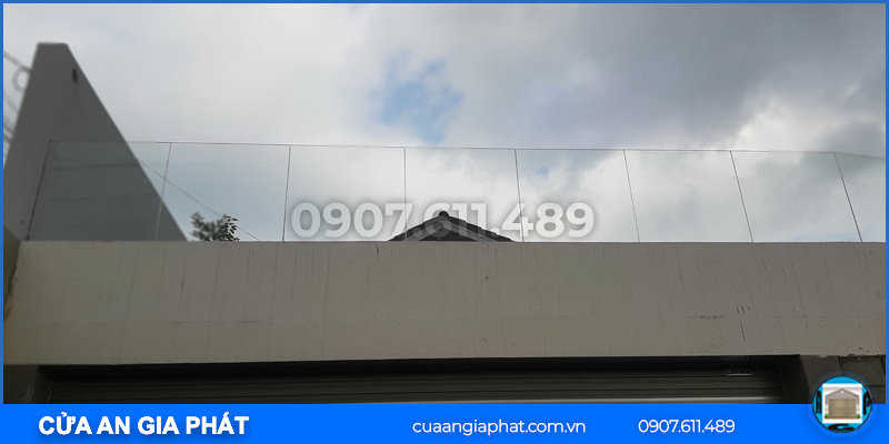 thi-cong-lan-can-kinh-tai-da-lat